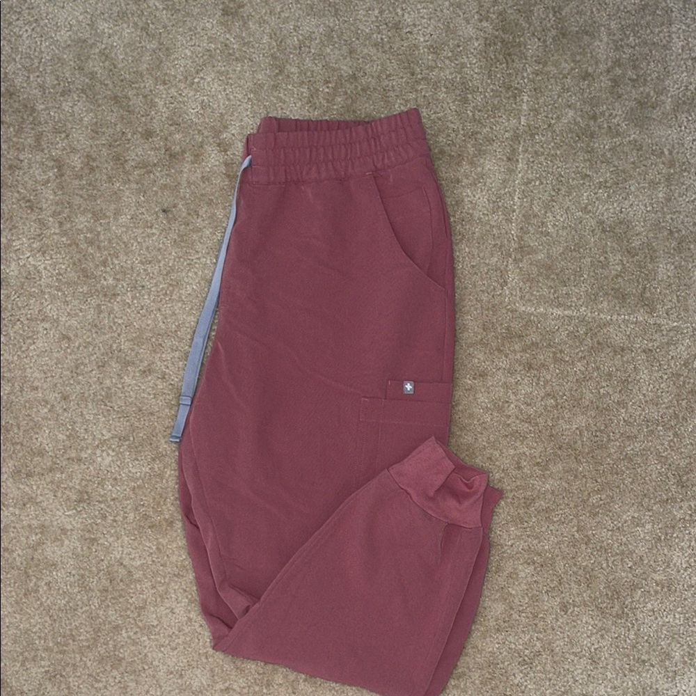Figs Women's High Waisted PETITE Umann relaxed Jogger Scrub Pants in Mauve